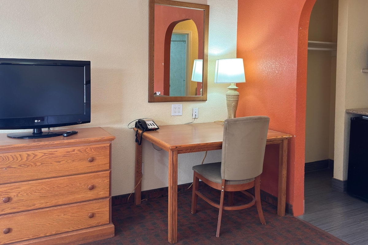 Desk, free WiFi, alarm clocks