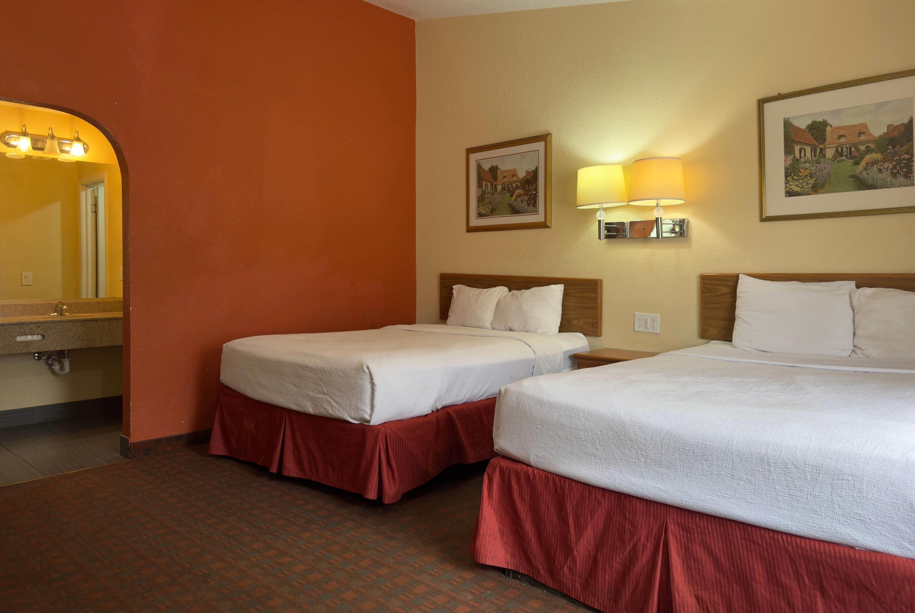 Desk, free WiFi, alarm clocks