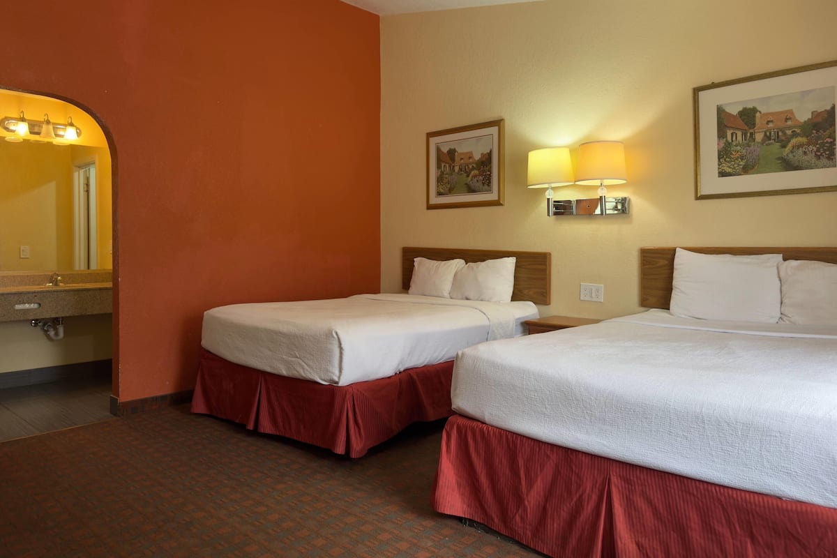 Desk, free WiFi, alarm clocks