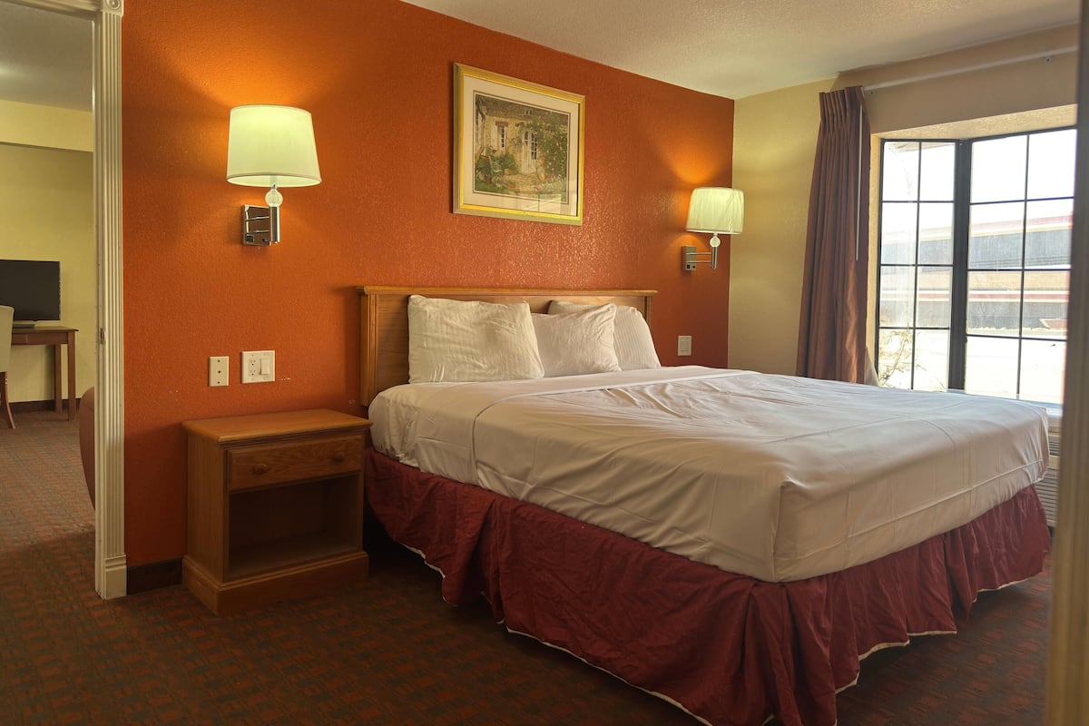 Suite, 1 Bedroom, Non Smoking (1 King Bed)