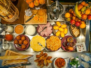 Daily buffet breakfast for a fee - Hôtel Inn Design & Restaurant Alençon (Valframbert)