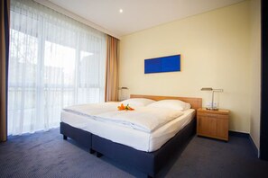 Deluxe appartement, 1 slaapkamer | Een kluis op de kamer, geluiddichte muren, een strijkplank/strijkijzer