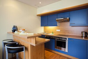 Executive appartement, 1 slaapkamer | Privékeuken | Een magnetron, een kookplaat, een vaatwasser