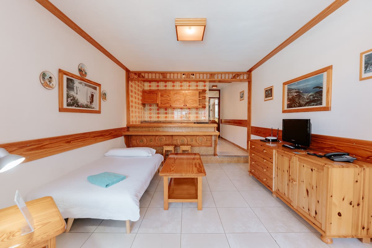 Basic Triple Room | 1 bedroom, in-room safe, bed sheets