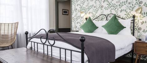 Escritorio, tabla de planchar con plancha, wifi gratis y ropa de cama