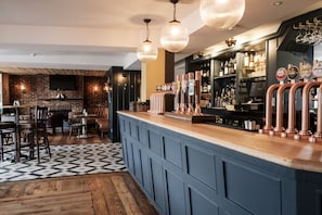 Al fresco dining, serves breakfast, lunch and dinner - The Swan Hotel (Staines)