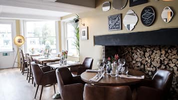 Serveert ontbijt, lunch, diner, internationale gerechten, buitendiner