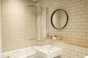 Bañera con ducha, artículos de tocador gratuitos, secador de pelo