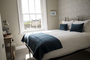 Escritorio, tabla de planchar con plancha, wifi gratis y ropa de cama 