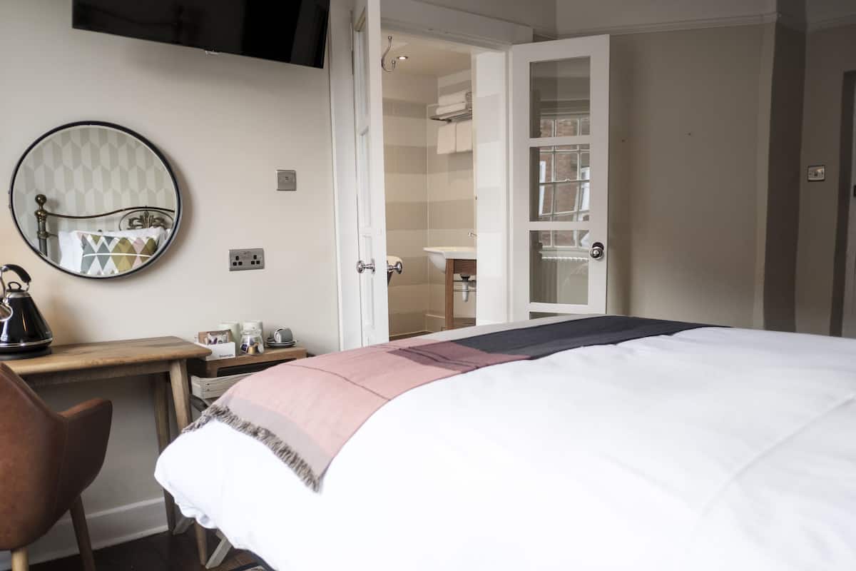 comfort room | desk, iron/ironing board, free wifi, bed sheets