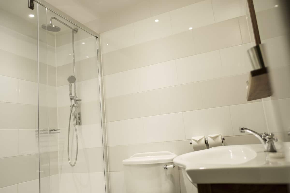 indulgence room | bathroom | combined shower/bathtub, free toiletries, hair dryer, towels
