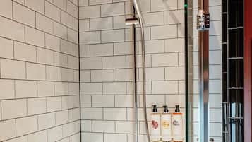 Chambre Classique Double ou avec lits jumeaux | Salle de bain | Articles de toilette gratuits, sèche-cheveux, serviettes fournies