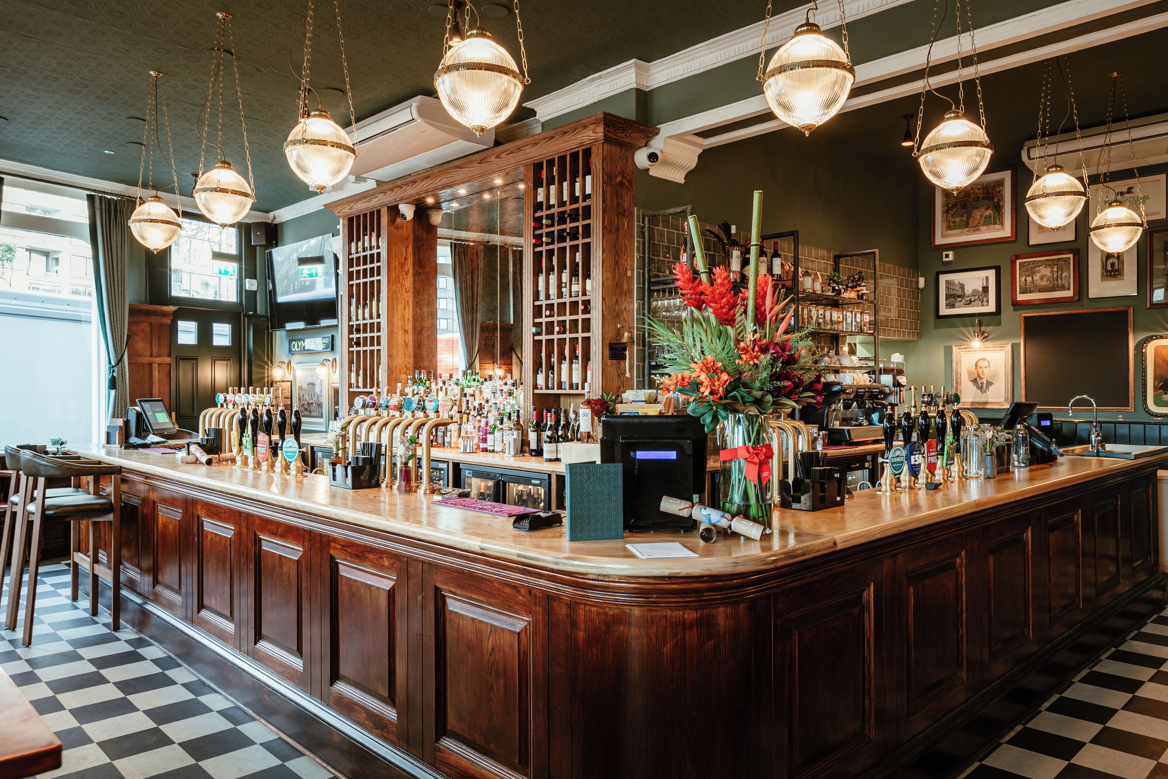 Serves breakfast, lunch, and dinner