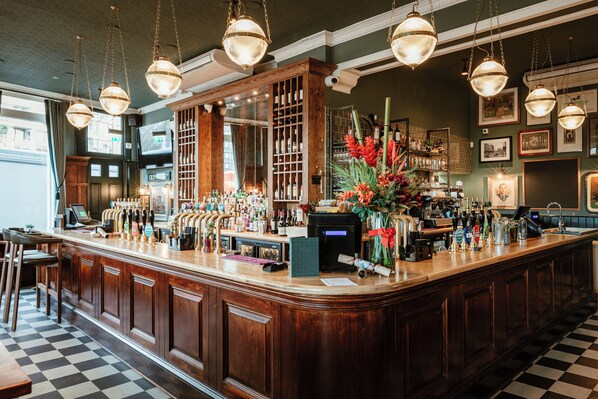 Sert le petit déjeuner, le déjeuner et le dîner