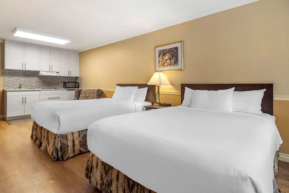 Escritorio, wifi gratis y ropa de cama