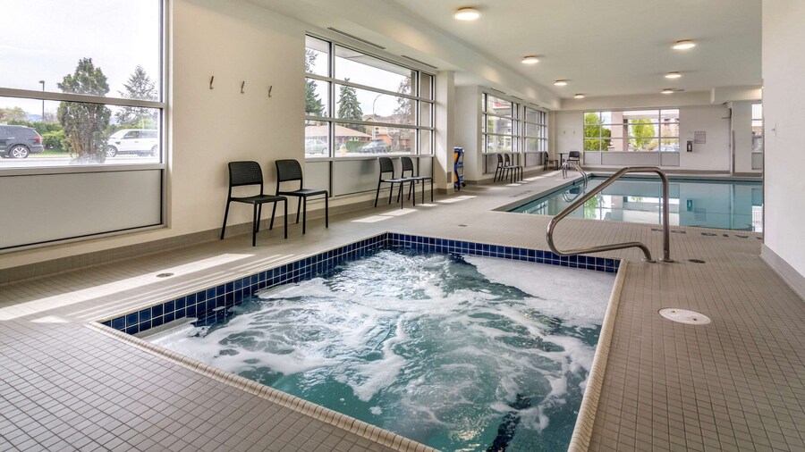 Econo Lodge Inn & Suites