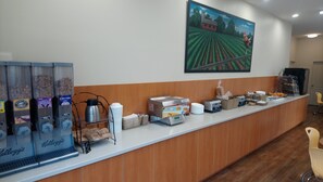 Free daily continental breakfast  - Econo Lodge Inn & Suites (Kelowna)