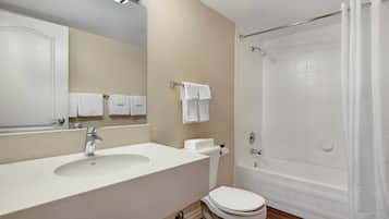 Un bagno con lavandino, WC e doccia.