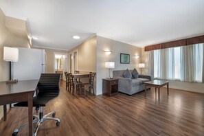 Desk, free WiFi, bed sheets - Econo Lodge Inn & Suites (Kelowna)