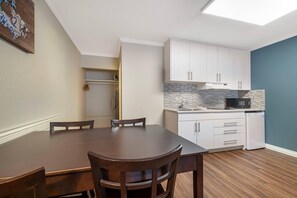 Room, 2 Queen Beds, Non Smoking (Efficiency) | Desk, free WiFi, bed sheets - Econo Lodge Inn & Suites (Kelowna)
