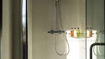 Douche, articles de toilette gratuits, sèche-cheveux