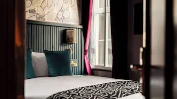 Caja de seguridad en la habitación y escritorio