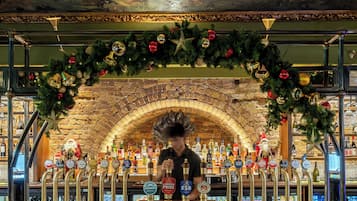 Serves breakfast, lunch, and dinner