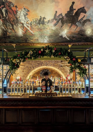 Serves breakfast, lunch and dinner. The Wellington Hotel