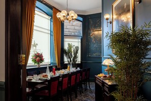 Breakfast, lunch and dinner served  - The Wellington Hotel (London)