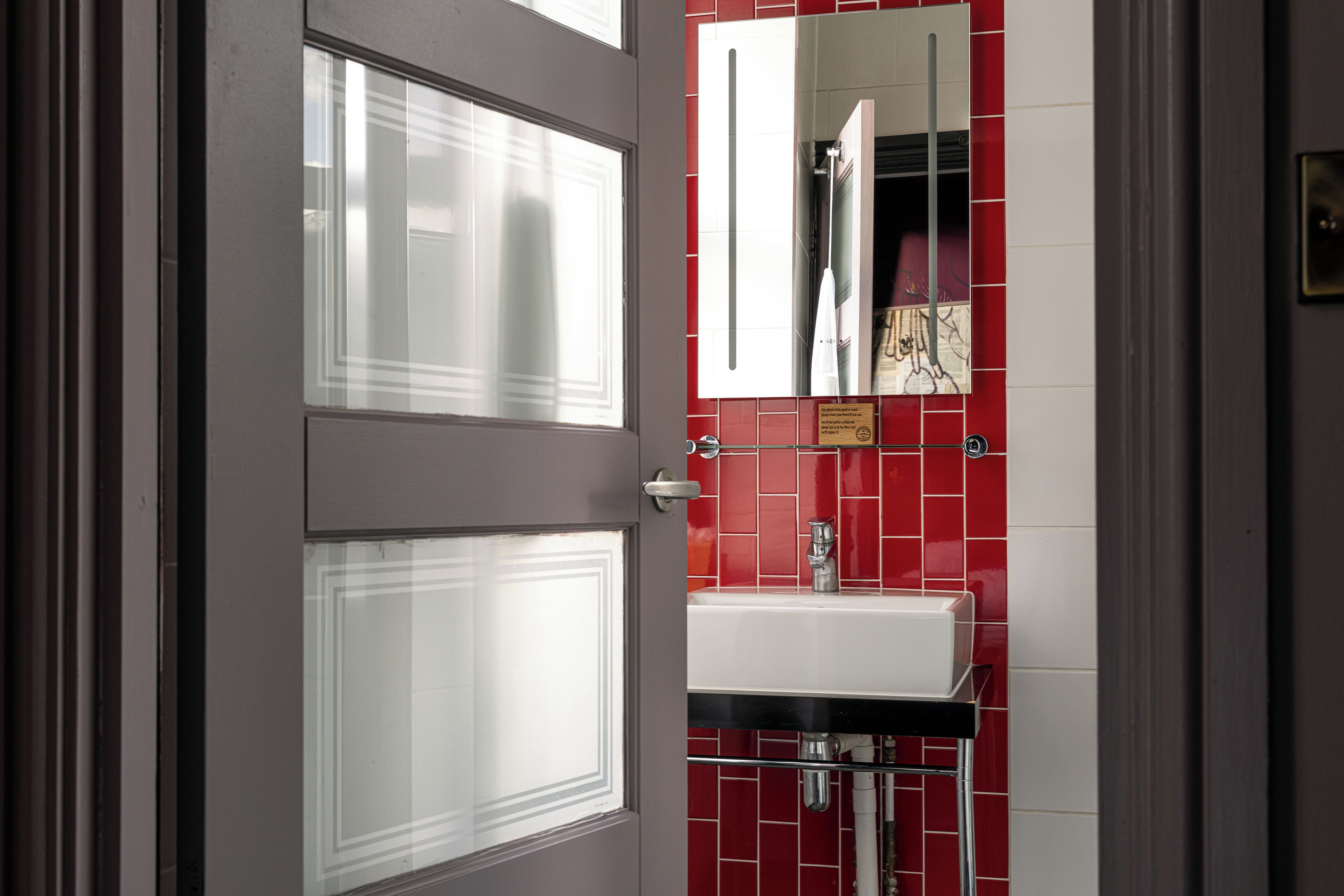 Kamar Double Mewah | Kamar mandi | Shower, perlengkapan mandi gratis, pengering rambut, dan handuk