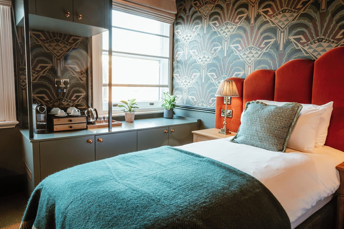 Single Room | In-room safe, desk, iron/ironing board, free WiFi