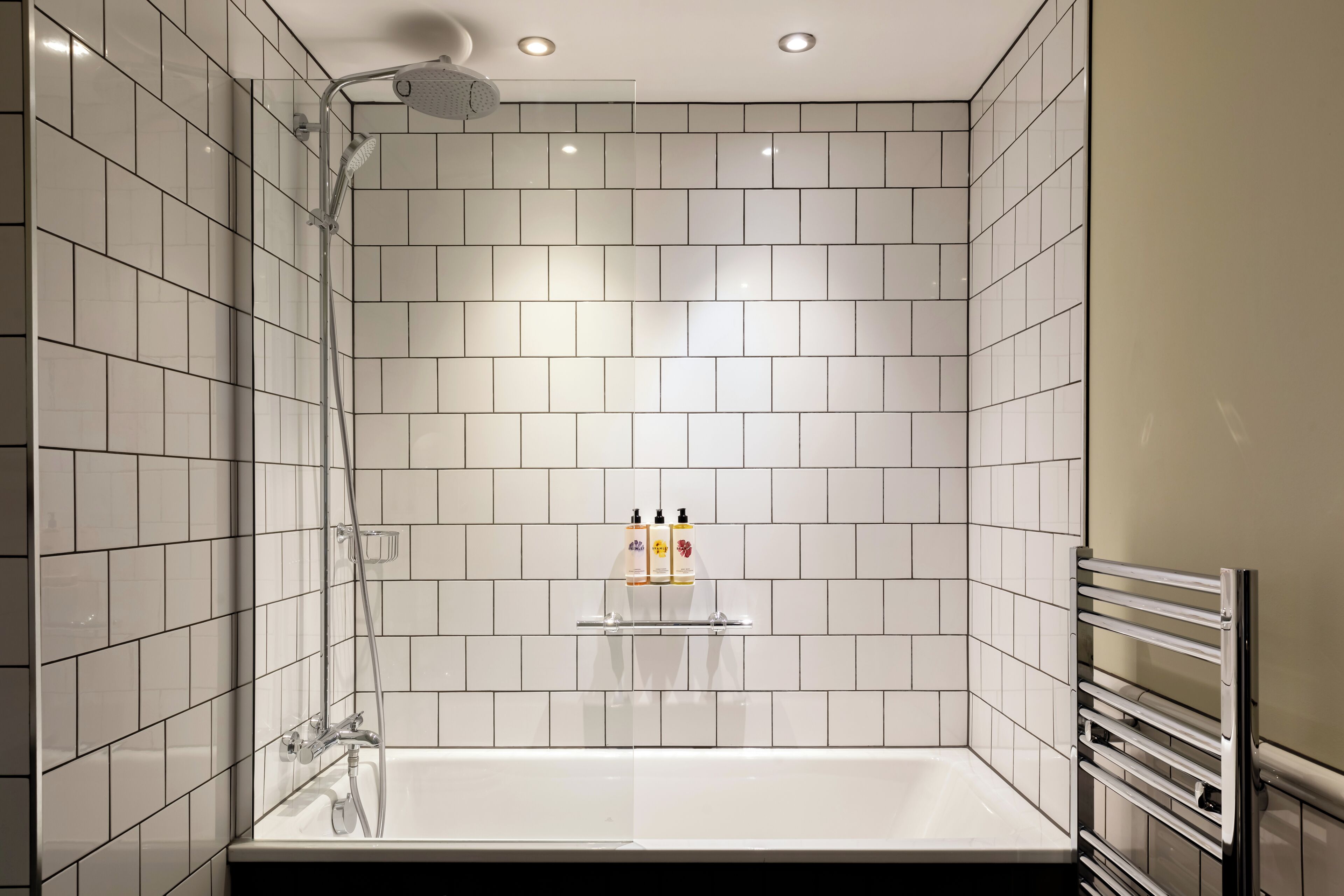 Habitación de lujo con 1 cama doble o 2 individuales | Baño | Ducha y cabezal de ducha tipo lluvia