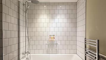 Habitación de lujo con 1 cama doble o 2 individuales | Baño | Ducha y cabezal de ducha tipo lluvia