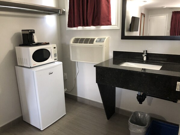 Double Room, 2 Queen Beds (Ground and 2nd Floor) | Desk, iron/ironing board, free WiFi, bed sheets - Aquarius Motel (Tay Valley)