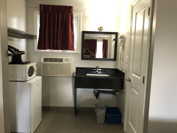 Habitación doble, 2 camas de matrimonio (Ground and 2nd Floor) | Escritorio, tabla de planchar con plancha, wifi gratis y ropa de cama