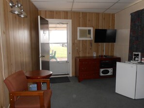 32-吋電視，提供有線頻道