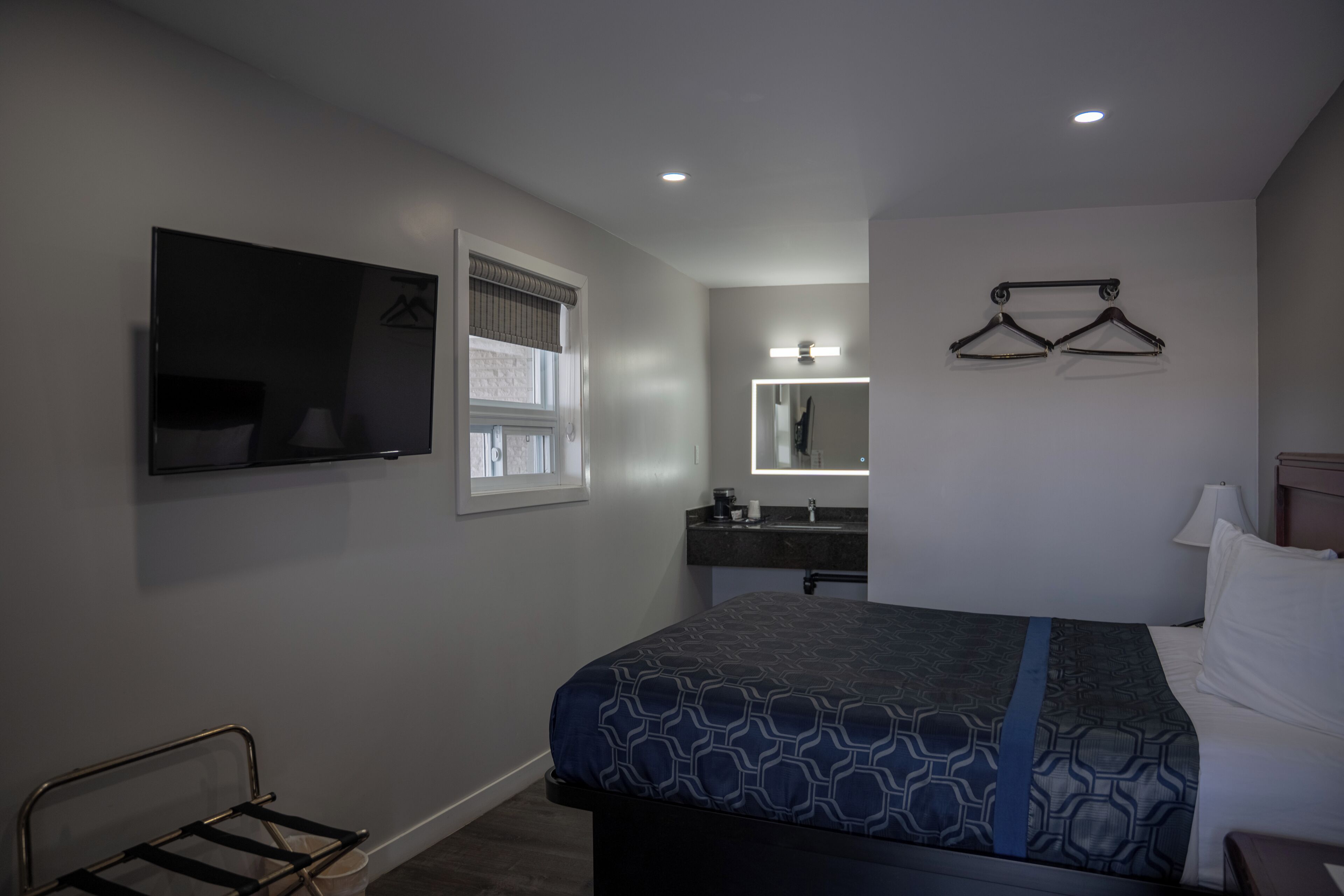 Chambre Standard, 1 grand lit (Ground and 2nd Floor) | Bureau, fer et planche à repasser, accès au Wi-Fi (inclus)