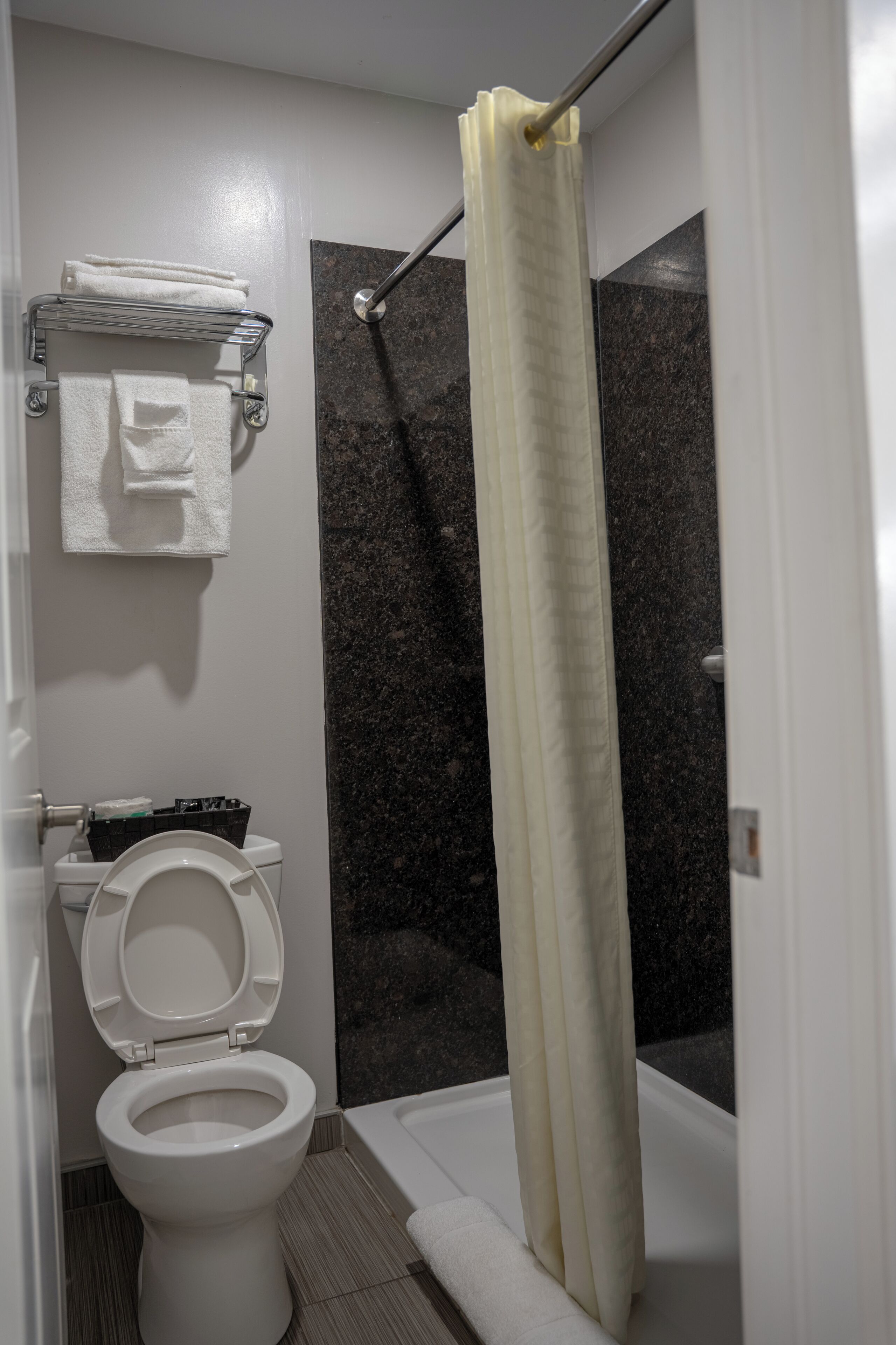 Habitación estándar, 1 cama de matrimonio (Ground and 2nd Floor) | Baño | Ducha y bañera combinadas, secador de pelo y toallas