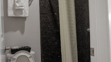 Habitación estándar, 1 cama de matrimonio (Ground and 2nd Floor) | Baño | Ducha y bañera combinadas, secador de pelo y toallas