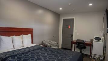 Chambre Standard, 1 grand lit (Ground and 2nd Floor)