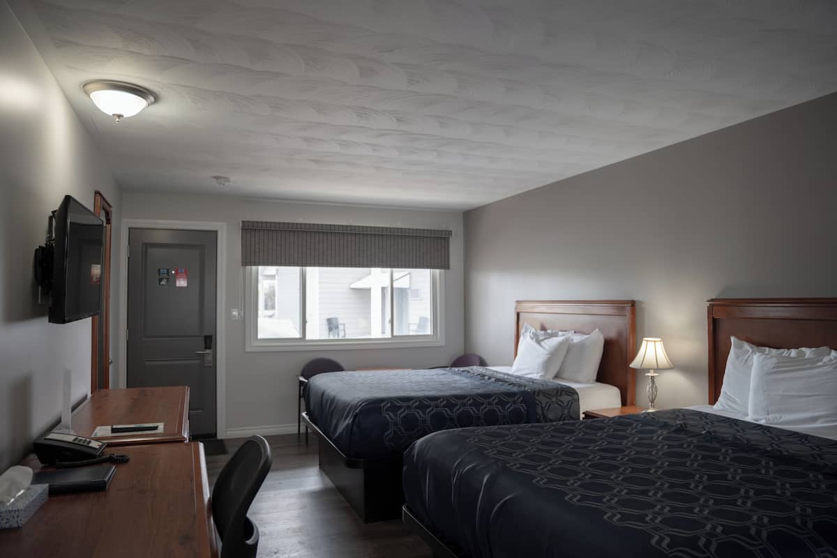 Escritorio, tabla de planchar con plancha, wifi gratis y ropa de cama