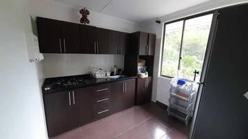 Jääkaappi, mikroaaltouuni, uuni, kahvimylly