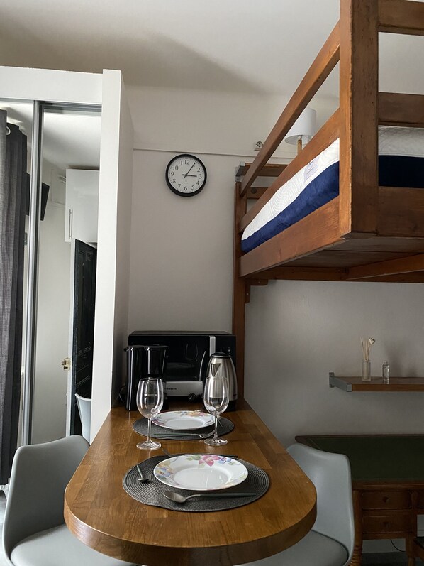 Unclassified image, 1 of 5, button - STUDIO FURNITURE 75005 15M2 (Paris)