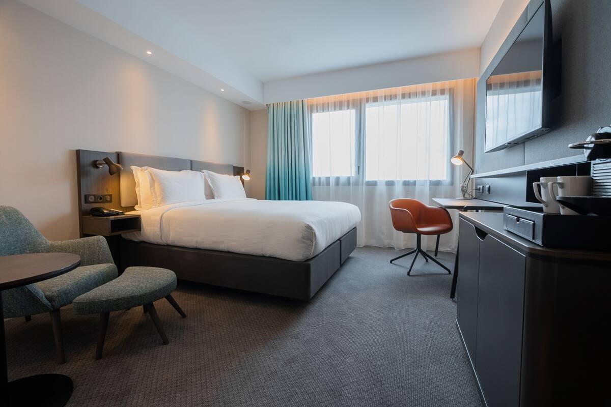 Premium Room, 1 King Bed, Garden View | Pillowtop beds, in-room safe, desk, laptop workspace