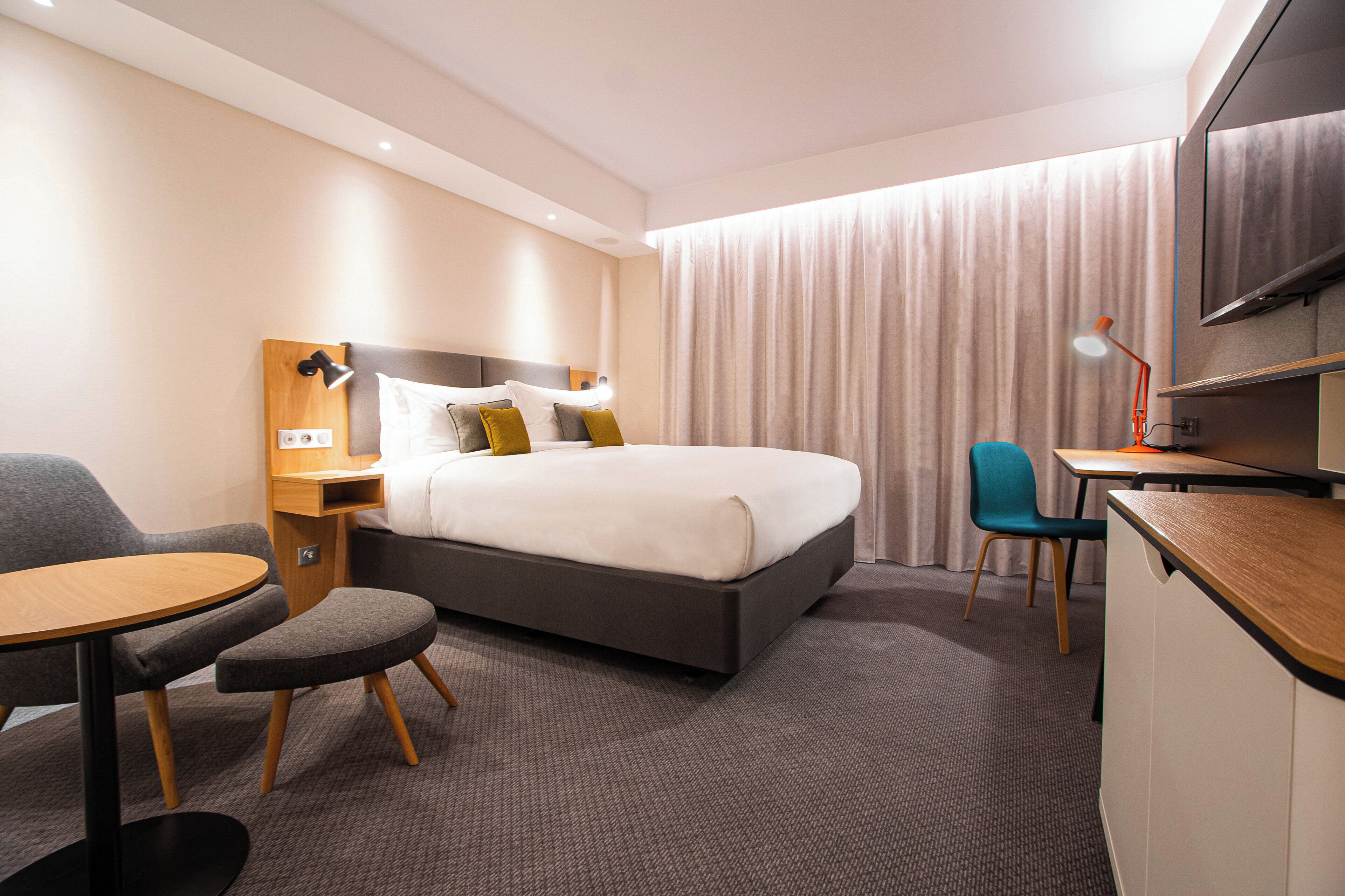 Pillowtop-patjalliset sängyt, tallelokero huoneessa, työpöytä