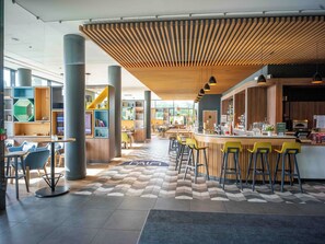 Breakfast, lunch and dinner served - Holiday Inn Paris CDG Airport by IHG (Roissy-en-France)