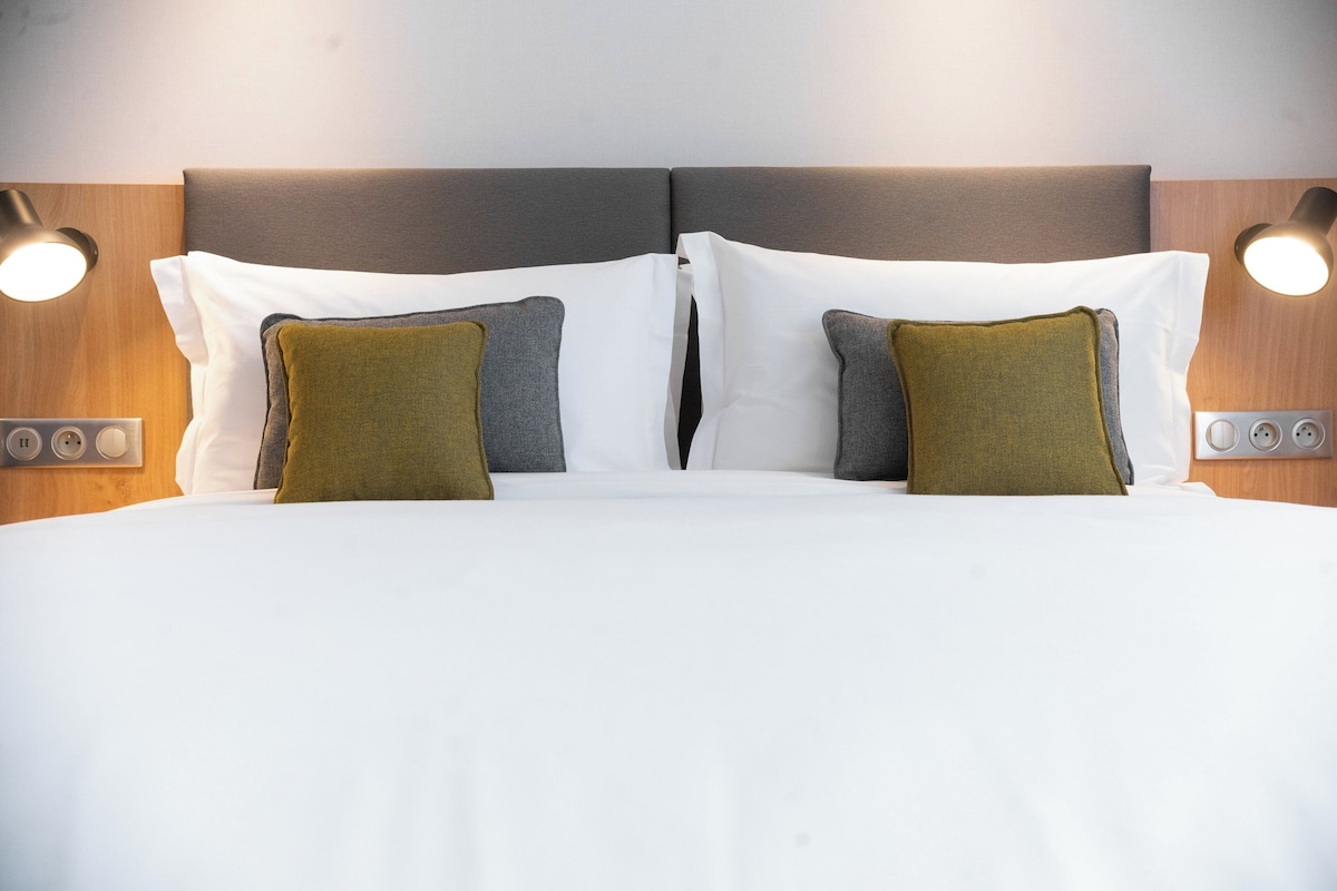 Pillowtop beds, in-room safe, desk, laptop workspace