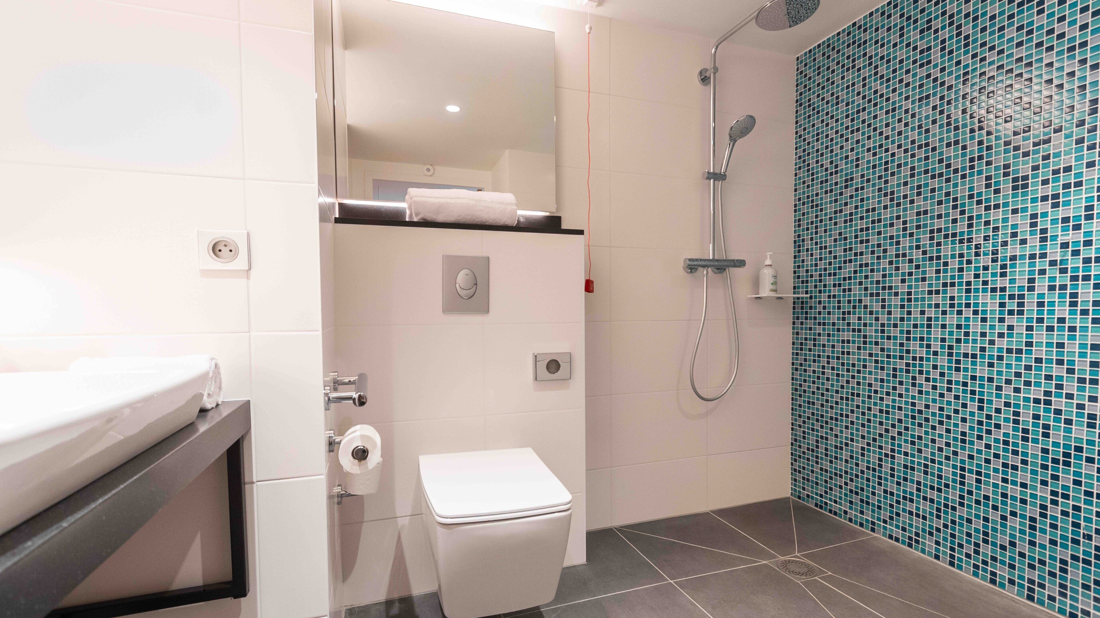 Pillowtop beds, in-room safe, desk, laptop workspace