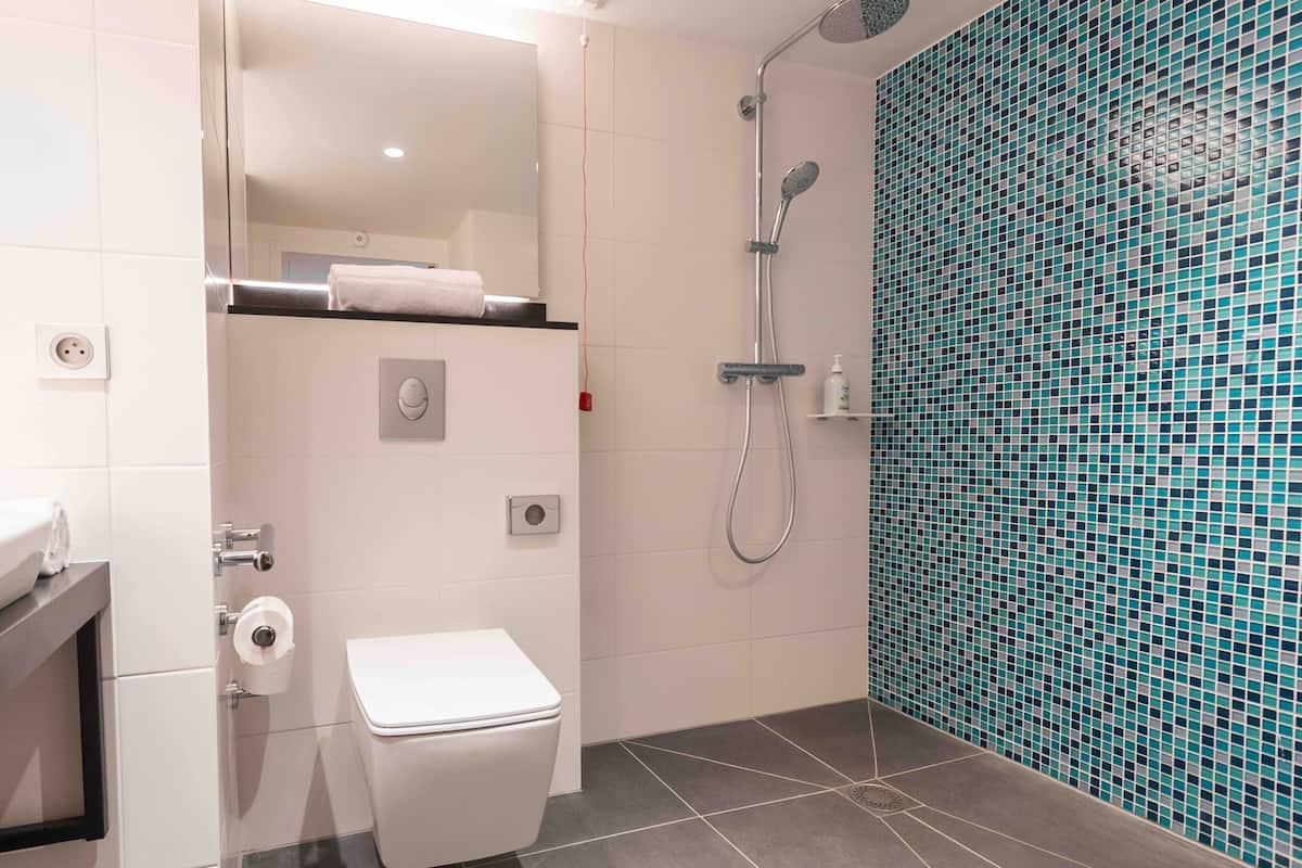 Camas con pillow-top, caja de seguridad en la habitación y escritorio