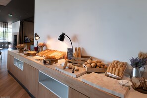 Petit déjeuner buffet (25 EUR par personne)